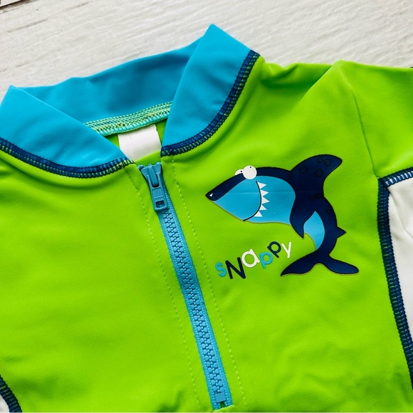 Mini Mode Shark 🦈 Rashguard Top 18-24 Months - Picture 3 of 4